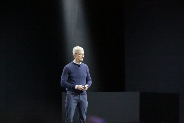 Tim Cook sale sul palco: "Sarà la più grande WWDC di sempre"