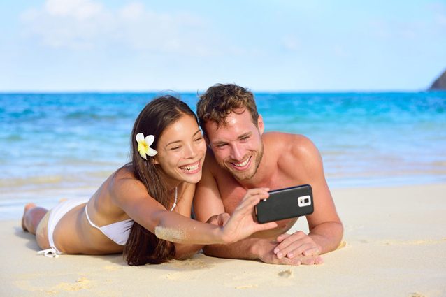 Smartphone e social network anche in vacanza: il 57% vuole rimanere connesso