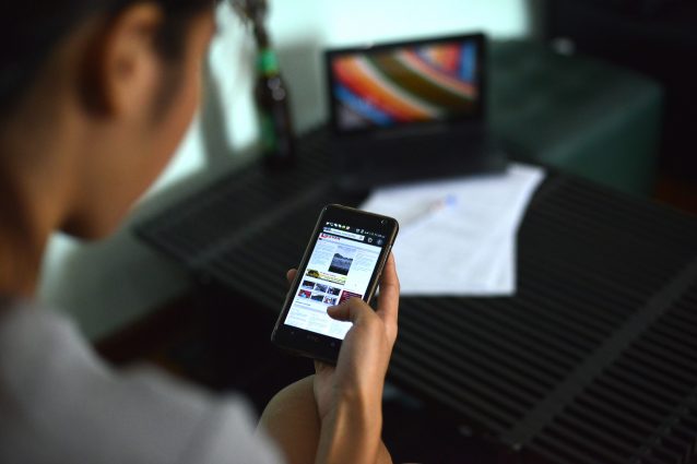 Usare il cellulare a letto non nuoce alla salute, occhio ai titoli acchiappa click