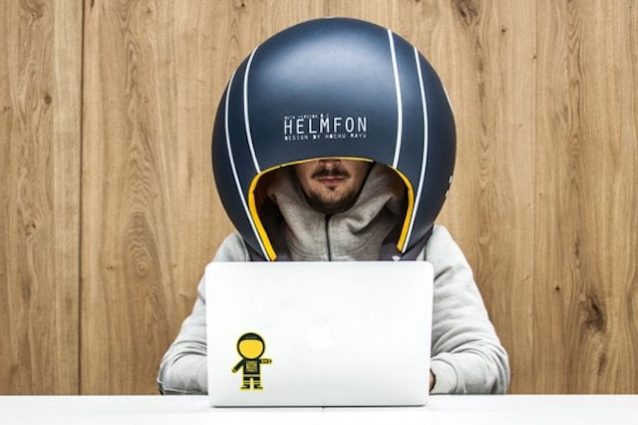 Helmfon, il casco da ufficio che ti isola dai colleghi rumorosi