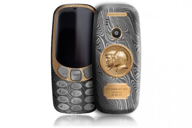 Il Nokia 3310 d'oro che commemora l'incontro tra Trump e Putin