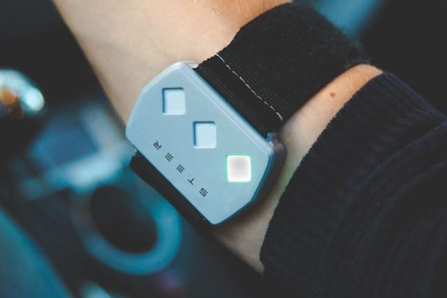 Steer, il bracciale che ti dà la scossa se ti addormenti alla guida