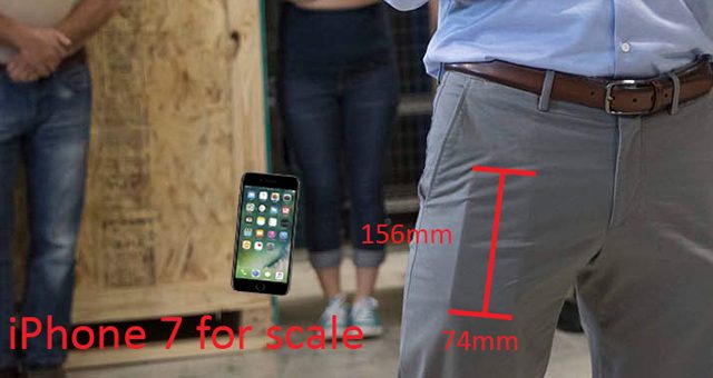 iPhone 8 nella tasca dei pantaloni di Tim Cook