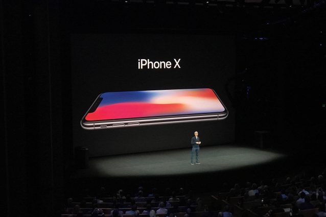 Apple presenta il nuovo iPhone X: ecco l'iPhone borderless che si sblocca con il volto