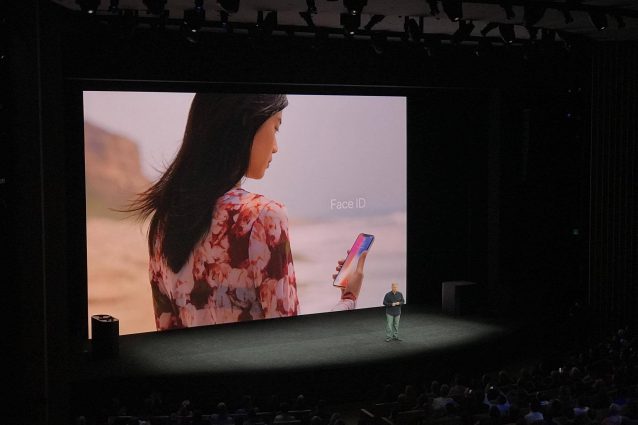 L'iPhone X si sbloccherà con il volto: arriva il Face ID