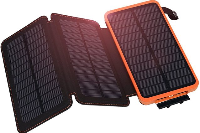 Caricabatterie solare in vendita su eBay.