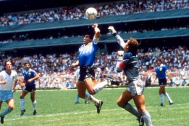 La 'Mano de Dios' e Maradona beffa Shilton.