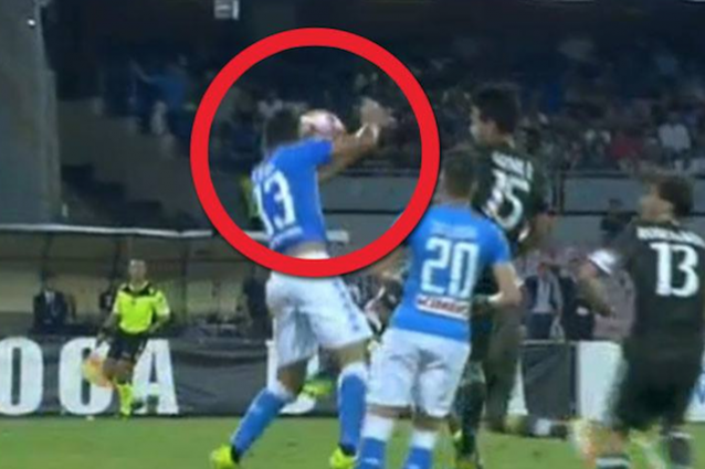 Albiol infuriato dopo un colpo di Gomez