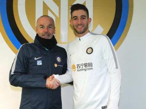 La stretta di mano tra Pioli e Gagliardini – Fonte Twitter Inter
