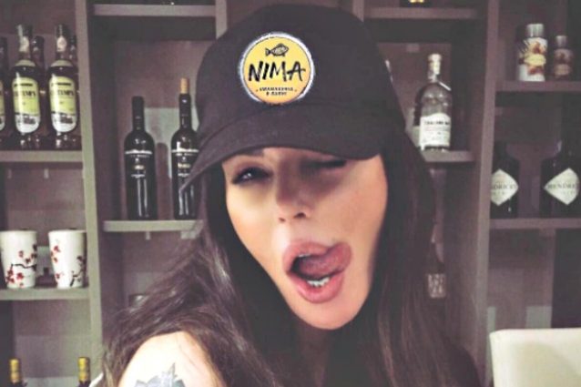 Nina Moric sbotta su Facebook contro Allegri: "Fa giocare Pjaca e Mandzukic"
