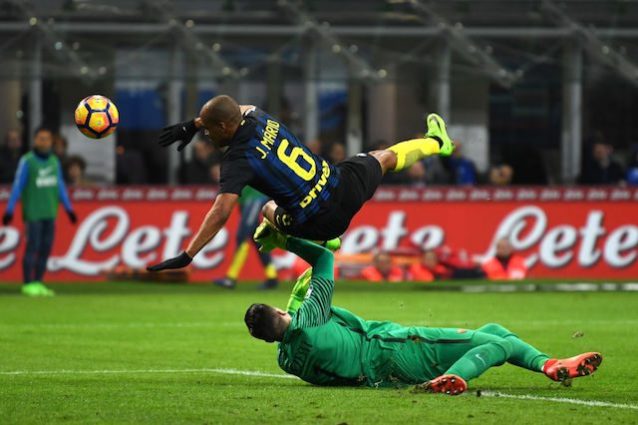 Scontro violento Szczesny-Joao Mario