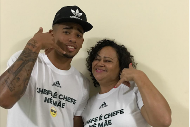 Gabriel Jesus in compagnia della mamma (foto Instagram dejesusoficial)