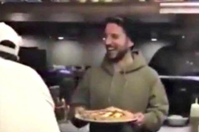 Napoli, Mertens porta le pizze ai senzatetto
