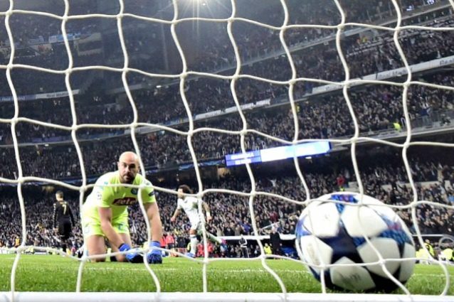 Pepe Reina raccoglie la palla dopo il gol del Real Madrid