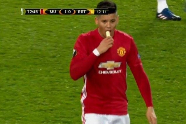 Manchester, Marco Rojo mangia una banana in campo