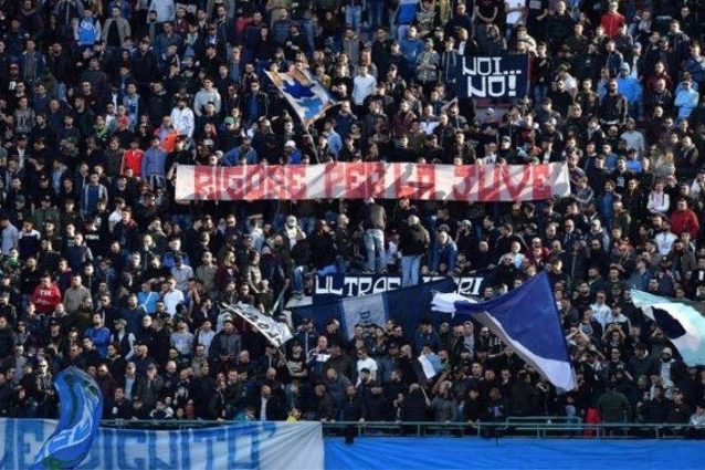 "Rigore per la Juve", lo striscione ironico dei tifosi del Napoli al San Paolo