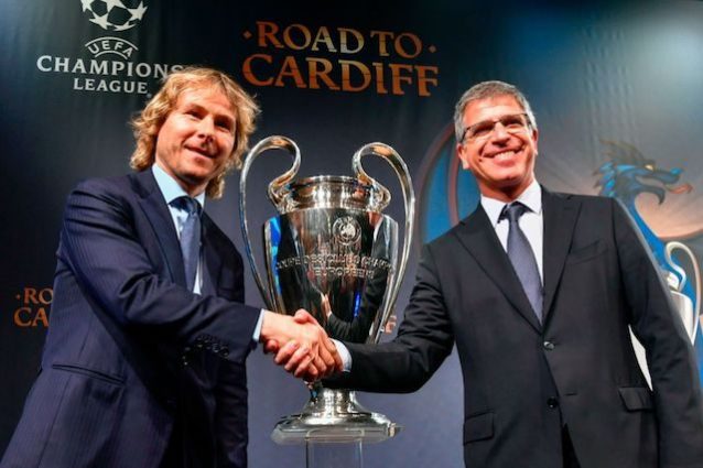 La stretta di mano tra i vicepresidenti di Juve e Barça Nedved e Mestre