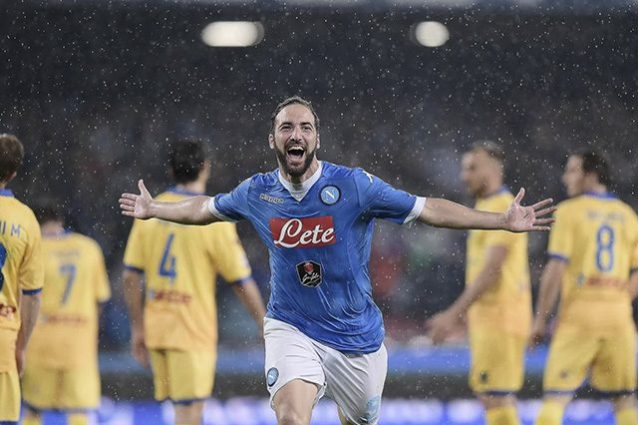 Higuain nel giorno del record di segnature in una singola stagione in Serie A col Napoli
