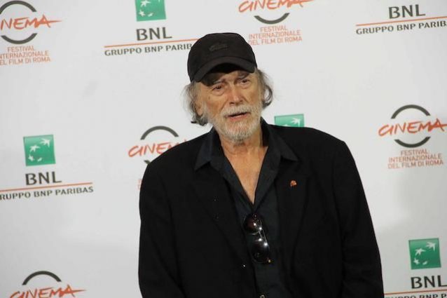 Tomas Milian in una delle sue ultime apparizioni in pubblico con la spilla della Roma