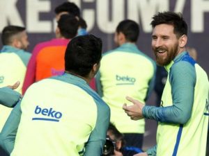 Le confessioni intime di Messi e Suarez: "Così facciamo la pipì..."