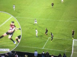 Juve-Milan al veleno: Massa pessimo, non dà un rigore su Dybala, si inventa quello al 97'