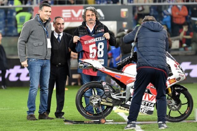 Il Genoa omaggia il 'Sic': i tifosi della Samp fischiano