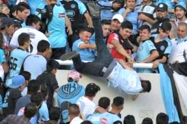 Orrore nel calcio argentino: tifoso lanciato nel vuoto dagli spalti, morte cerebrale Orrore nel calcio argentino: tifoso lanciato nel vuoto dagli spalti, morte cerebrale