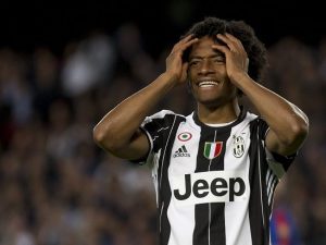 Juventus, Cuadrado resta a Barcellona: problemi alla schiena