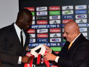 Balotelli saluta Galliani, snobba Berlusconi e accende il derby: "Forza Milan"