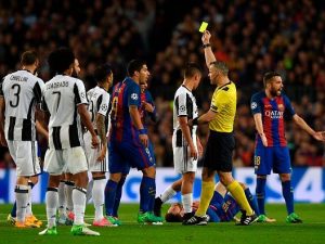Barcellona, Suarez si sfoga contro l'arbitro di porta: "Fifone succhia m....a"
