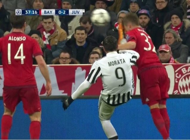 La gomitata del difensore tedesco all'attaccante spagnolo, allora alla Juve