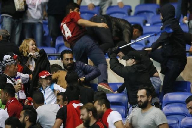 Un'immagine degli scontri del match tra Lione e Besiktas