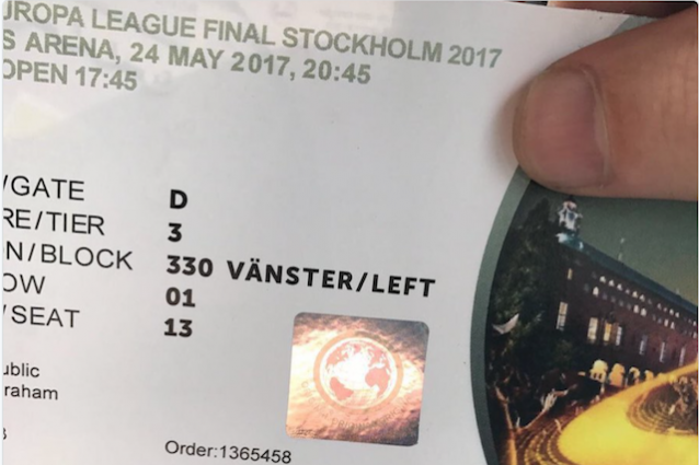 Un biglietto finto per la finale di Europa League, smascherato dall'ologramma (foto Twitter @ManUtdSpares)