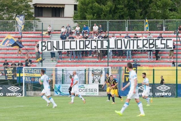 Lo striscione per Bonucci esposto dai tifosi della Viterbese in occasione del match contro la Giana Erminio