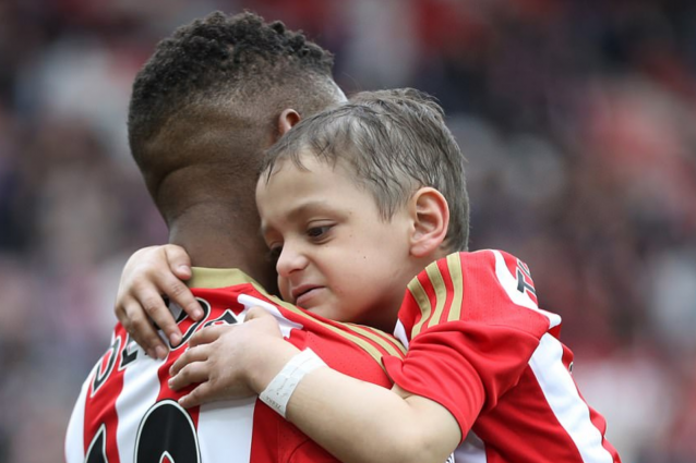 L'abbraccio commovente di Defoe al piccolo Bradley