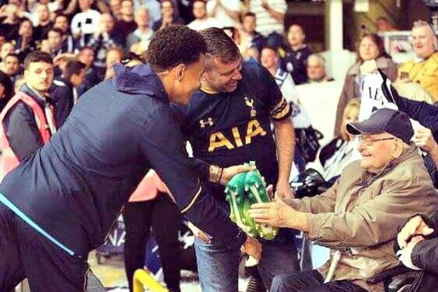 Dele Alli regala gli scarpini al signor Stanley. Tifoso 96enne, da 88 segue il Tottenham