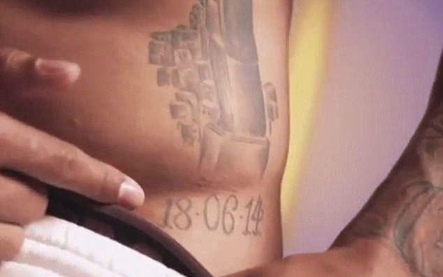 Depay mostra il tattoo fatto in onore del suo primo gol ai Mondiali con l'Olanda.