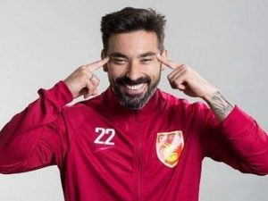 Lavezzi, foto con gli occhi a mandorla. "Cacciatelo dalla Cina"