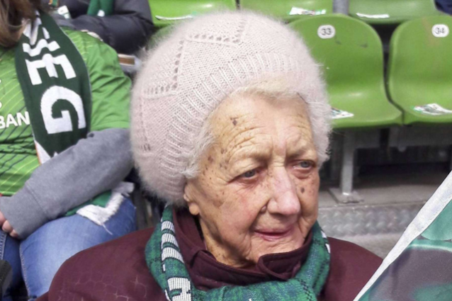La centenaria tifosa del Werder Martha Ahlers (foto www.kreiszeitung.de)