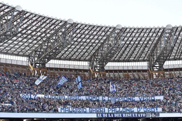 Gli striscioni dei tifosi del Napoli per Sarri