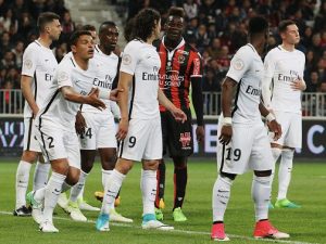 Dribbling, finte, giochi di gambe: così Balotelli ha preso in giro il Psg