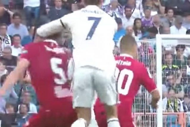 Ronaldo nel mirino delle tv per il pugno in faccia a un avversario