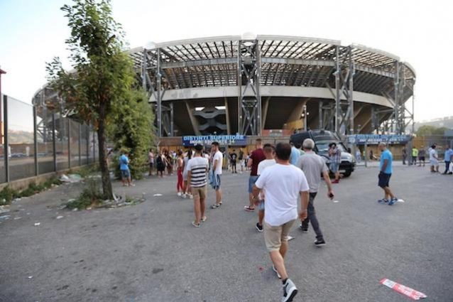 Napoli, la squadra dello scudetto '87 trova il San Paolo chiuso. Bruscolotti: "Vergogna"