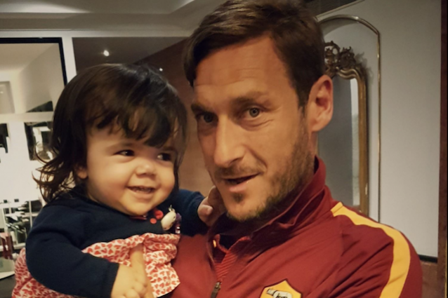Totti in compagnia della piccola Ginevra (foto pagina Facebook: Ginevra fra i giganti)