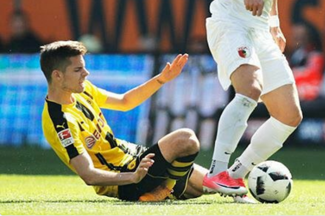 La torsione innaturale di ginocchio e caviglia per Weigl finito ko in Augsburg–Borussia Dortmund (foto Twitter)