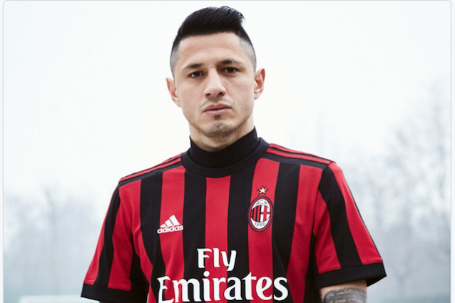 La nuova maglia del Milan indossata da Lapadula (foto Twitter @acmilan)