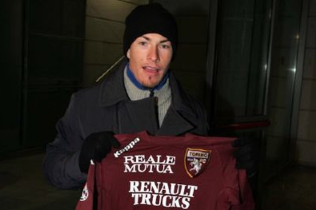 Hayden in posa con una maglietta del Torino. La foto postata sul profilo Twitter ufficiale dal club granata (@TorinoFC_1906)