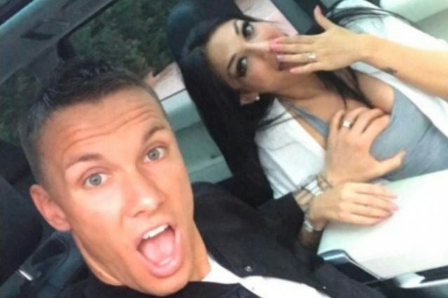 Skorupski para il seno della bella Matilde facendo impazzire i social