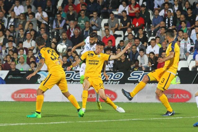 Il Verona torna in Serie A. Basta lo 0-0 con il Cesena a Pecchia