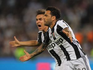 I tifosi juventini scaricano Dani Alves: "Vai via tu, sei finito. Non Dybala"